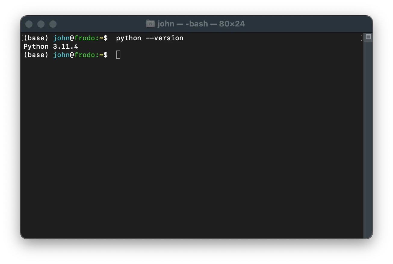 展示终端中执行 Python 版本命令、运行脚本并看到输出结果的真实操作画面。